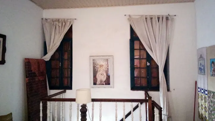 Imagem ilustrativa da imagem Muro irregular bloqueia janela de casa no Centro Histórico