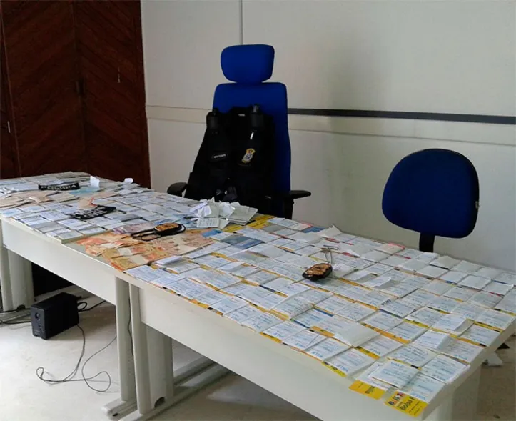 Imagem ilustrativa da imagem Casal de agiotas é preso com 200 cartões em Amargosa