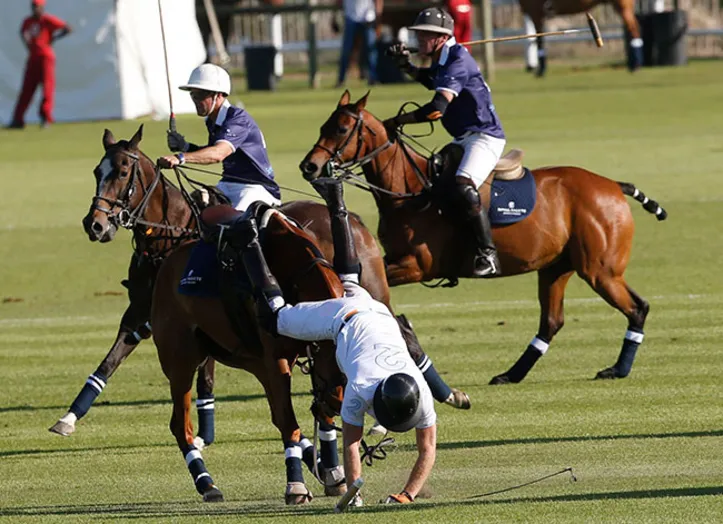 Imagem ilustrativa da imagem Príncipe Harry cai do cavalo em partida de polo