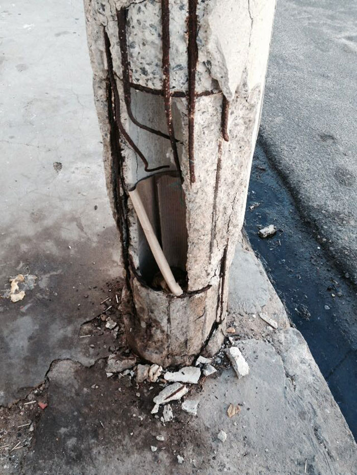 Imagem ilustrativa da imagem Poste deteriorado corre risco de cair em avenida na Pituba