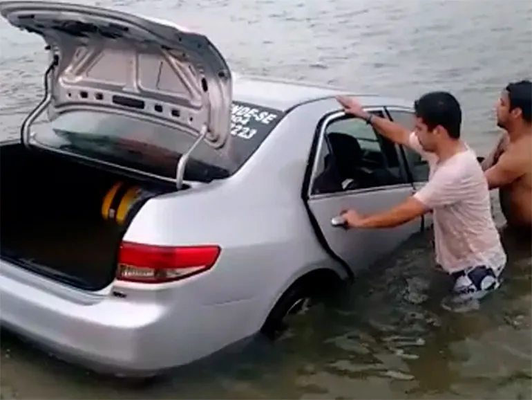 Carros ficaram submersos após "tsunami meteorológico"