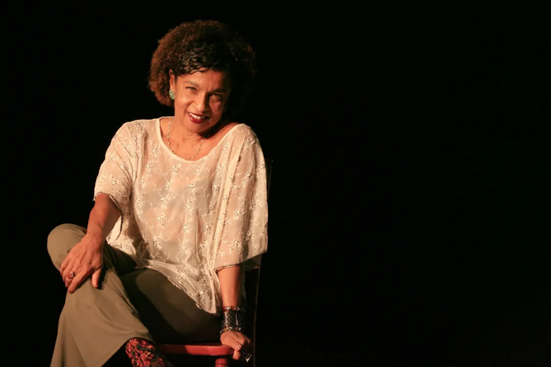 Elisa Lucinda irá comemorar 30 anos de carreira com peça, programa de TV e livro com poemas inéditos