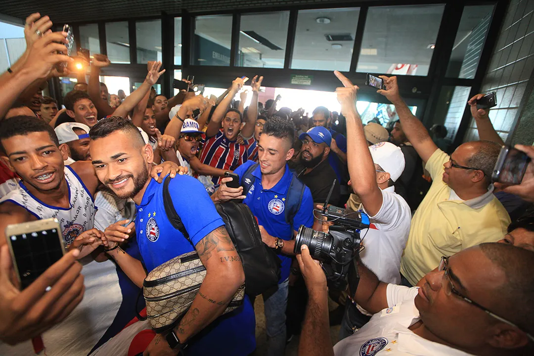 Torcedores fizeram cordão humano para receber os jogadores
