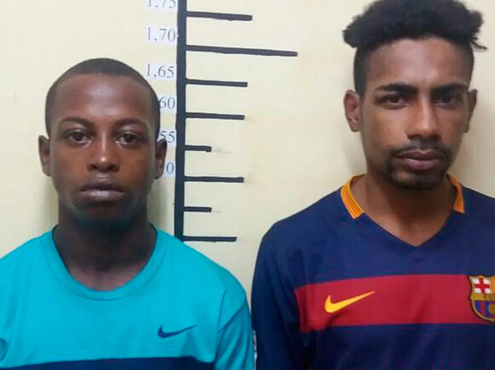Pretinho (dir.) é apontado como o matador da quadrilha. Zói vende drogas