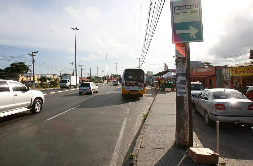 Ponto de ônibus em Portão, onde jovem foi espetada pelo ‘maníaco’