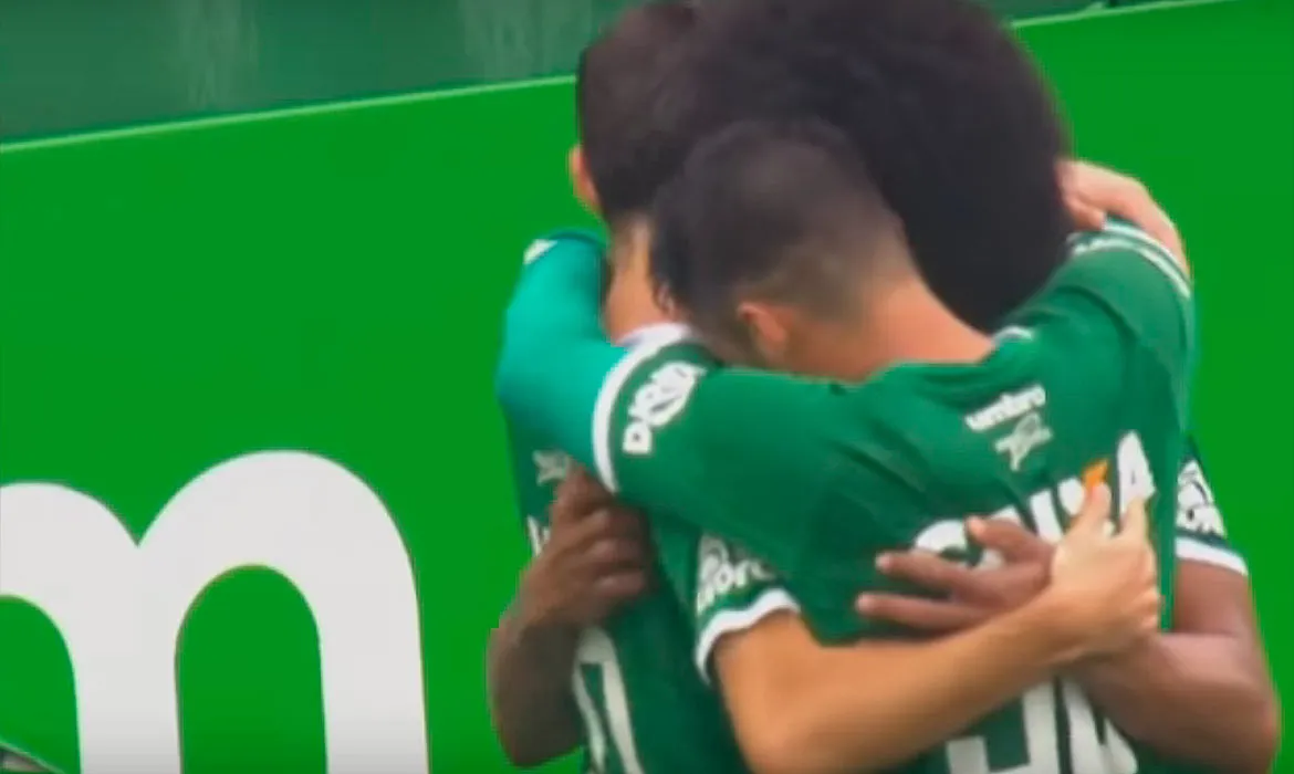 Jogadores da Chapecoense comemoram o terceiro gol do time