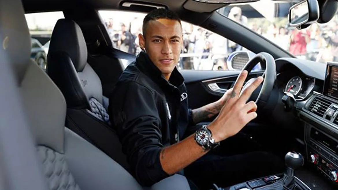 Neymar no novo carro oferecido pela montadora