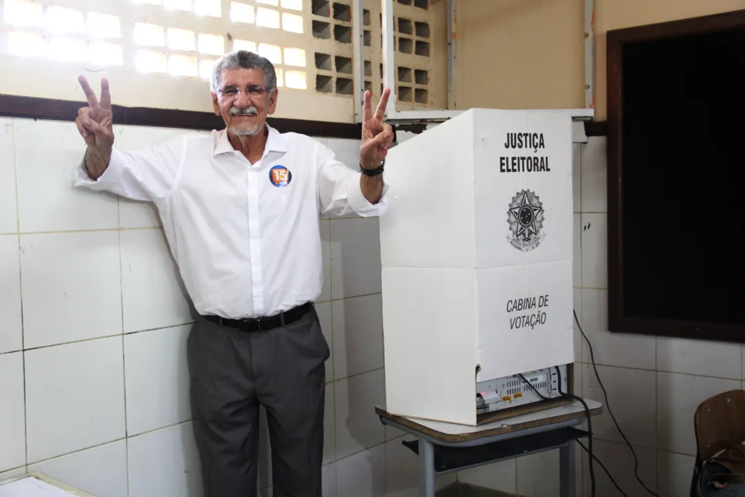 Herzem Gusmão votou no Colégio Estadual Abdias Menezes