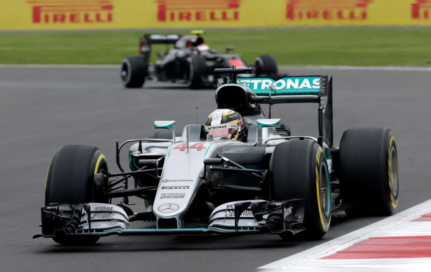 O piloto Lewis Hamilton tenta diminuir a vantagem pra Rosberg no GP do México