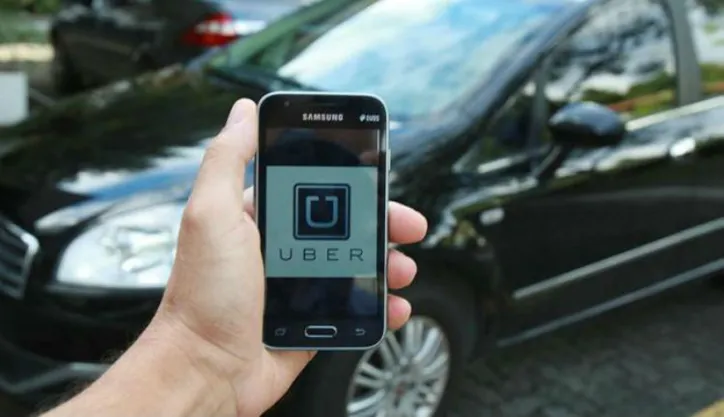 No aplicativo, a categoria UberX, que não exige carros pretos, inclui modelos hatches