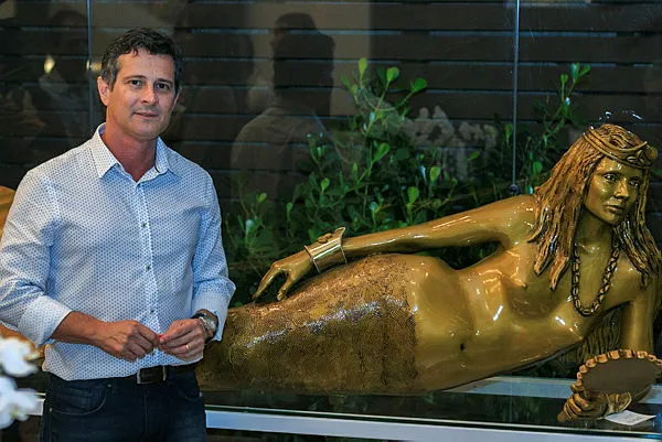 André Moreno com uma de suas esculturas