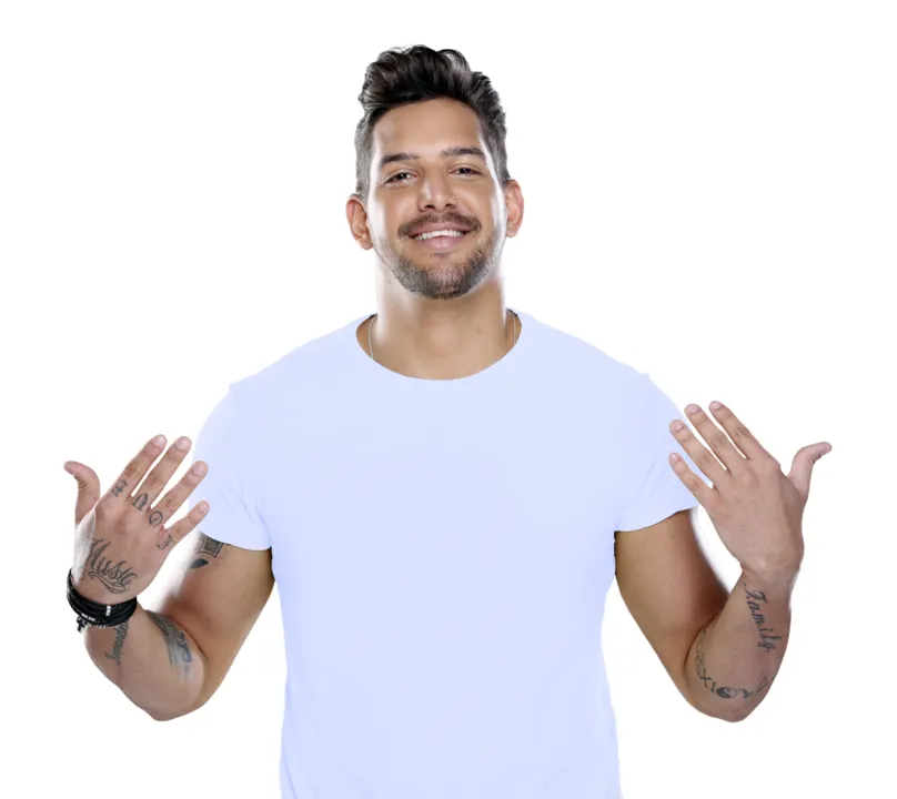 Felipe Pezzoni, vocalista da banda EVA, se apresenta na quinta-feira