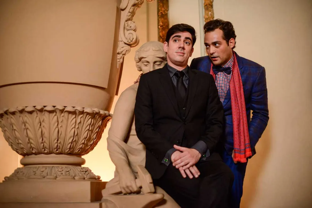 No filme, Beto (Eduardo Sterblitch) está desolado por ter sido enganado por Marco (Marcelo Adnet)