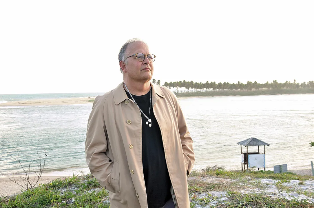 Guilherme Arantes em praia do Litoral Norte da Bahia