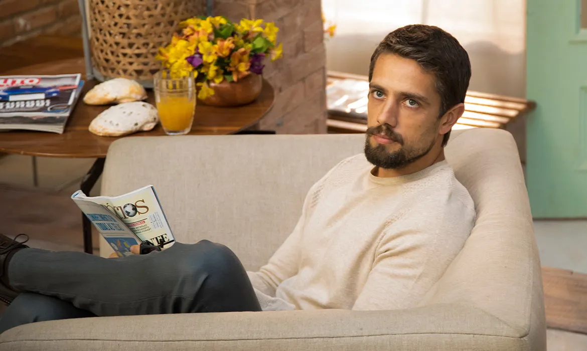 César (Rafael Cardoso) mantém a pose que construiu para não colocar todos os seus planos em risco à frente da empresa de Alice