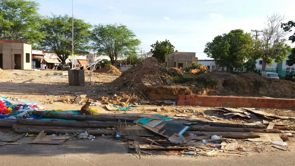 Obra inacabada na praça central da cidade de Sátiro Dias, que estaria parada desde a eleição municipal