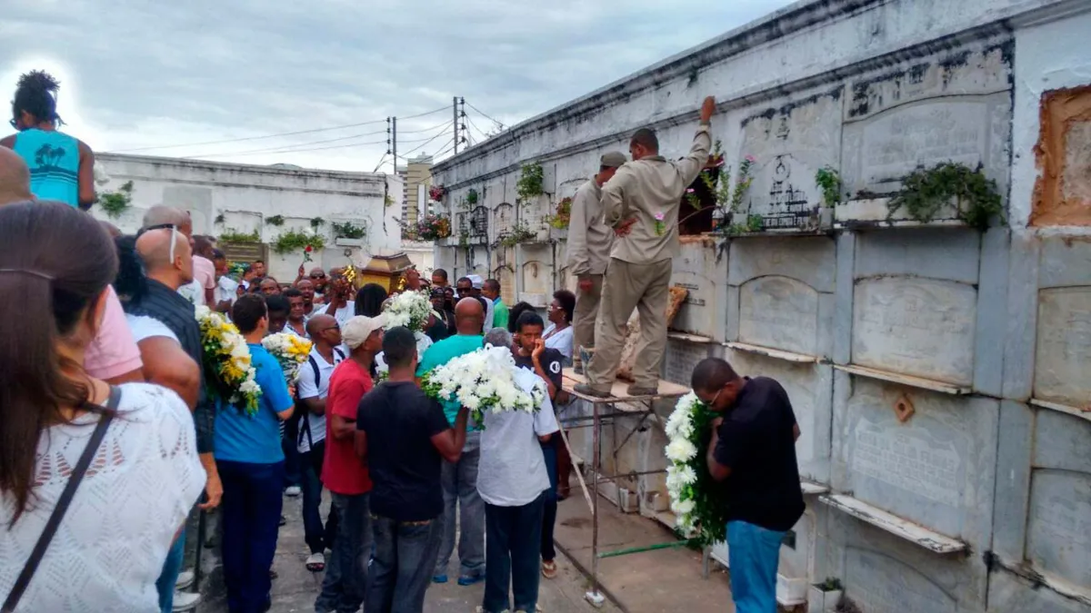 Muitos amigos, familiares e clientes compareceram ao enterro de Valdir