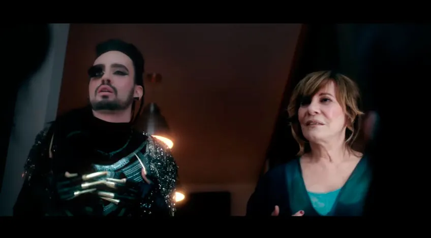 A atriz em cena do clipe