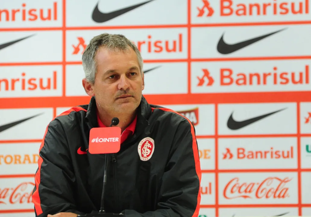Lisca chega para substituir o técnico Celso Roth