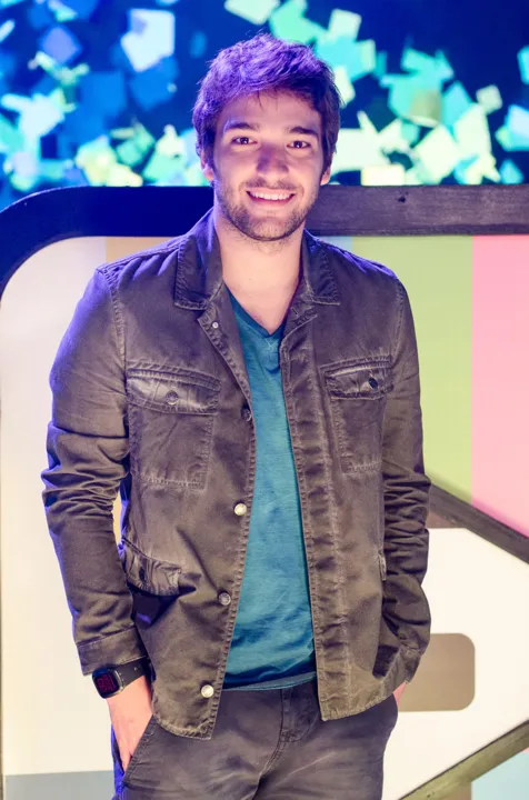 Humberto Carrão interpreta Tiago na novela A Lei do Amor