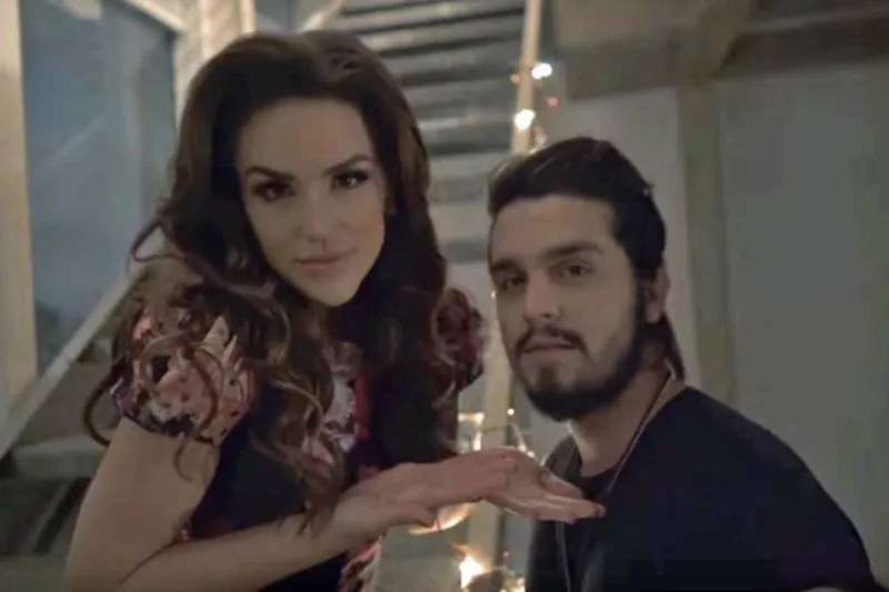 O videoclipe brinca com a canção "Dia, Lugar e Hora", de Luan Santana