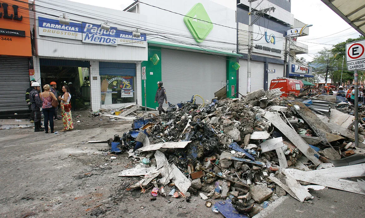 Entulho retirado da farmácia Pague Menos, em Camaçari, após explosão