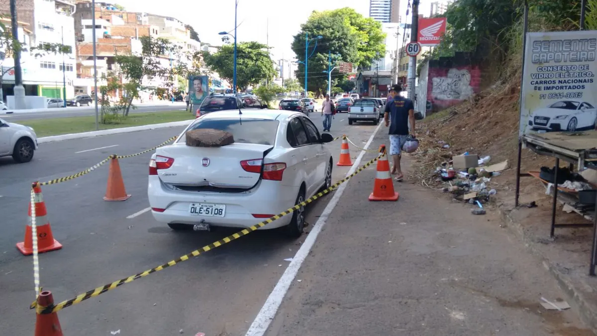 O carro foi abandonado na avenida Vasco da Gama