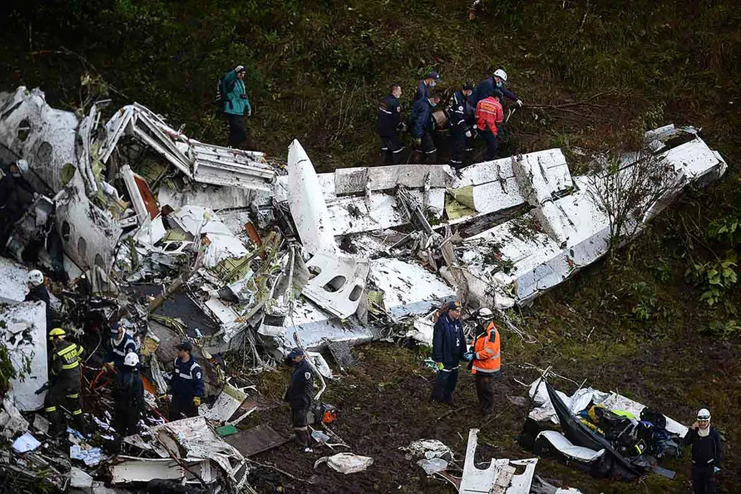 Acidente com avião deixou 76 mortos e cinco sobreviventes