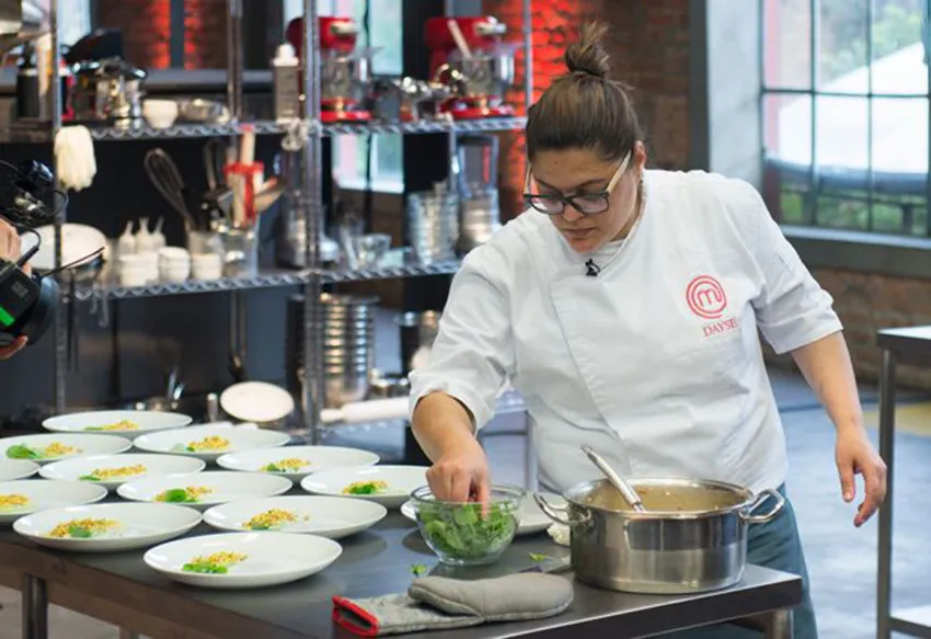 Criticada pelos demais concorrentes, a cozinheira está entre os três semifinalistas da competição
