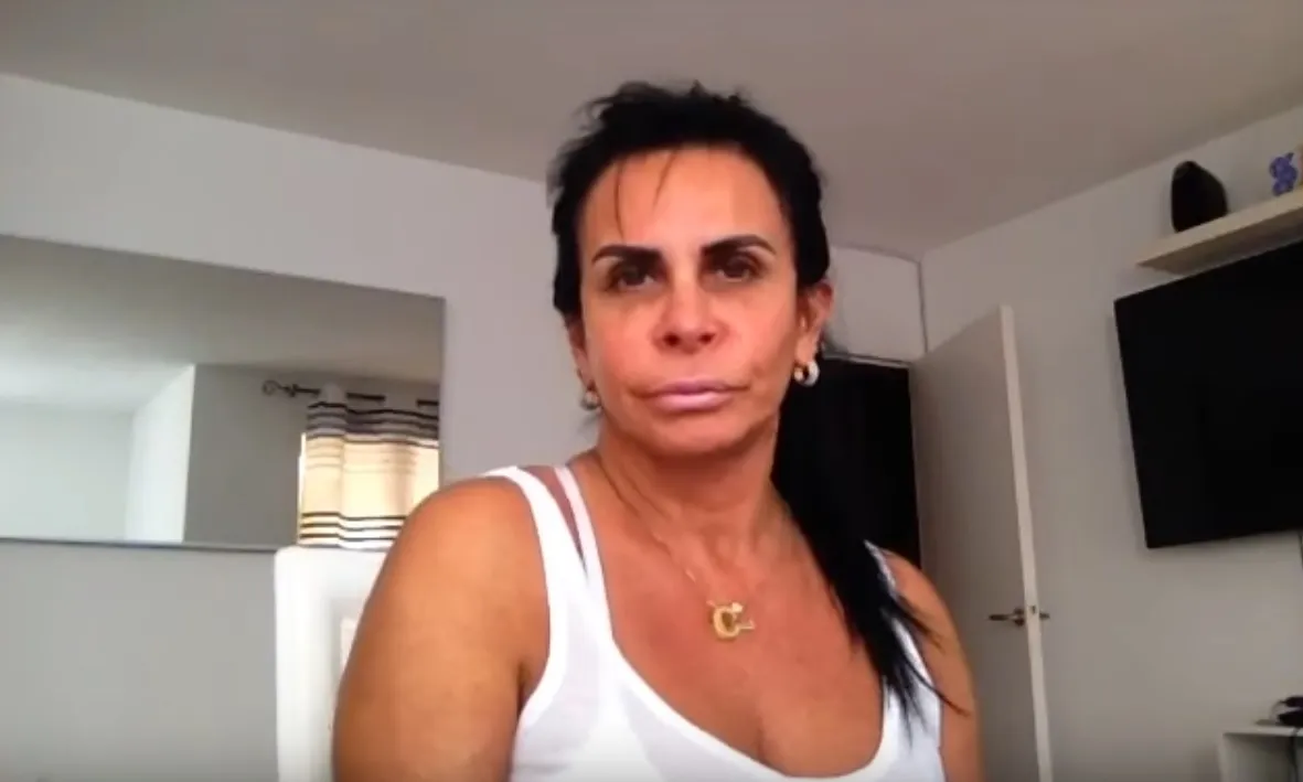 Em seu canal no Youtube, a cantora desabafou sobre algumas brincadeiras maldosas