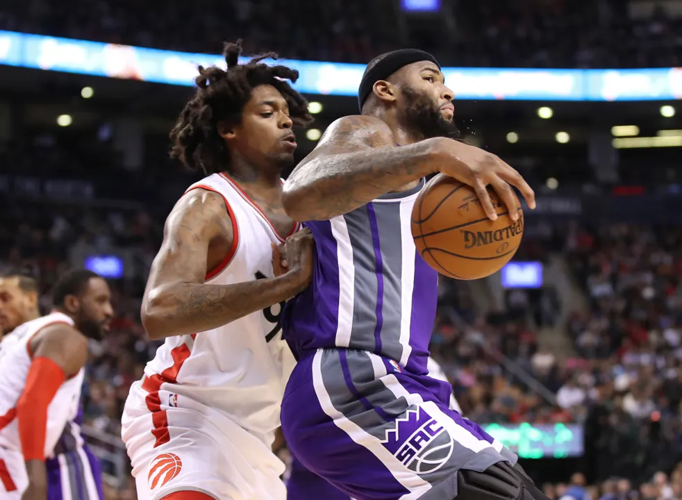 Lucas Nogueira marcando DeMarcus Cousins