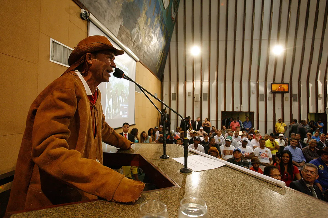 O vaqueiro Valmir Velozo faz discurso da tribuna