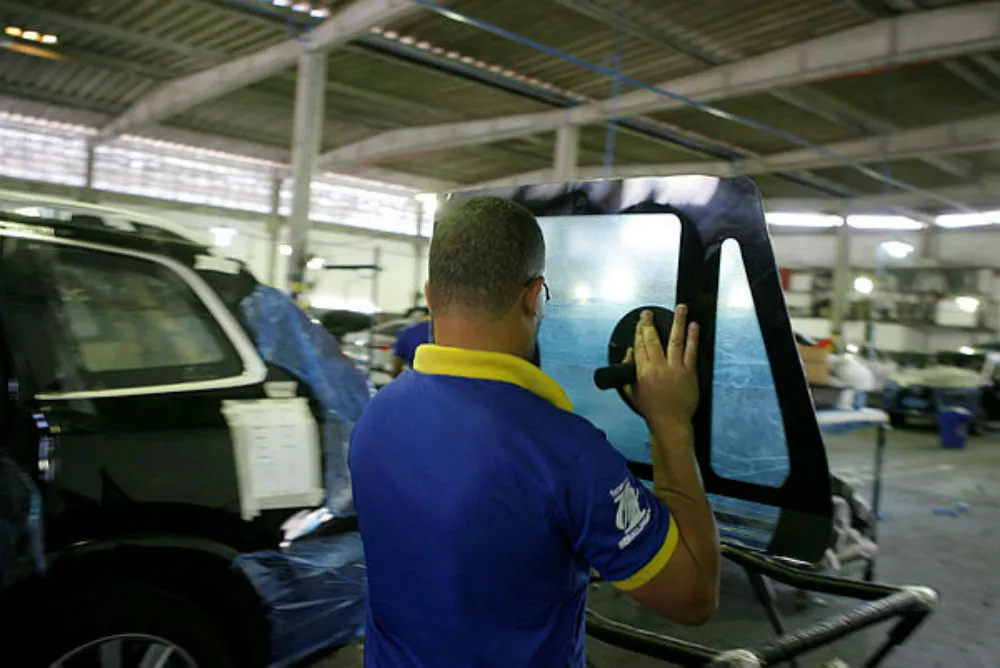 Os vidros dos veículos são substituídos e recebem aplicação de camadas de resina sintética
