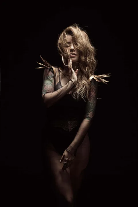 Na ativa com o Madame Saatan desde 2003, ela inicia nova fase com Mamba