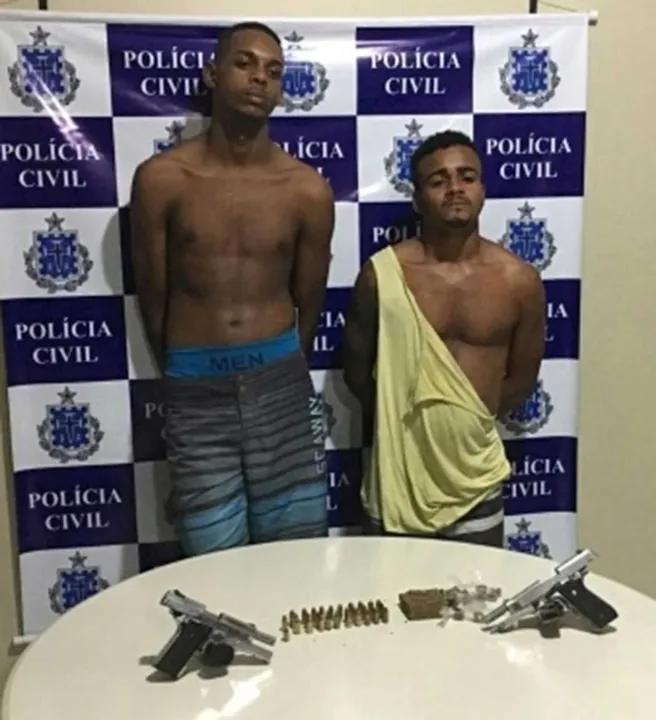 Os jovens foram autuados em flagrante por tráfico de drogas e estão na carceragem à disposição da Justiça
