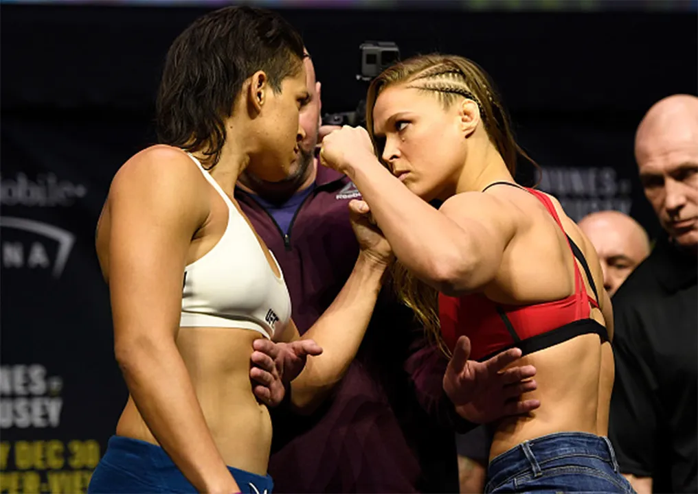 A baiana Amanda Nunes (E) e Ronda Rousey se encaram antes de último evento do ano