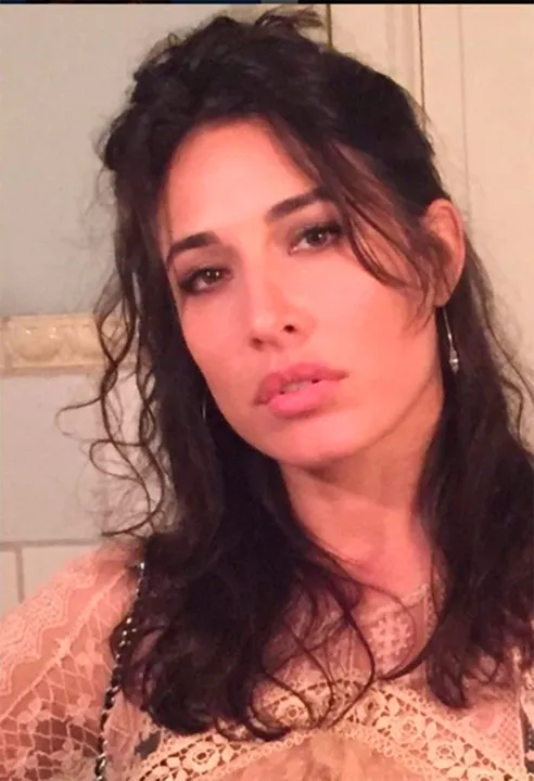 A atriz dirigiu esse e outros vídeos da série "Nem Uma A Menos"