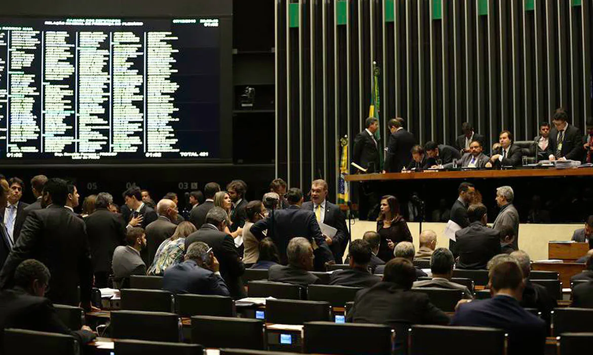 O Plenário da Câmara dos Deputados analisa a MP 746/16, que trata da reforma do ensino médio