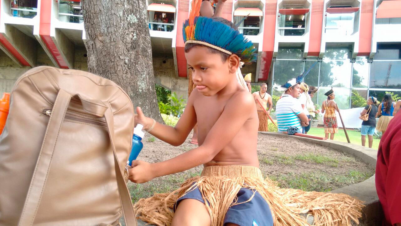 Índios protestam em Salvador contra as PEC 215 e 55