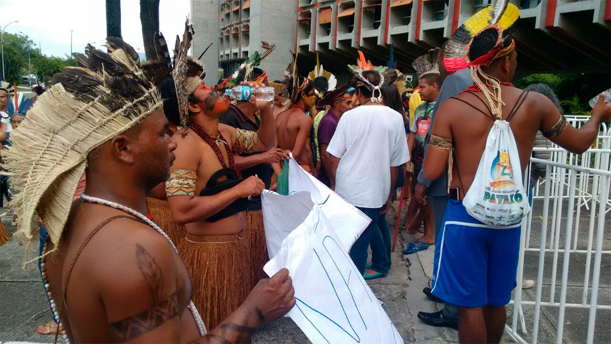 Índios protestam em Salvador contra as PEC 215 e 55