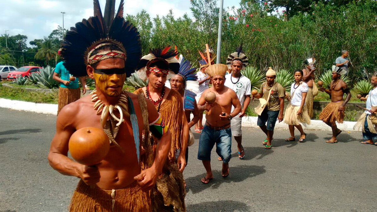Índios protestam em Salvador contra as PEC 215 e 55
