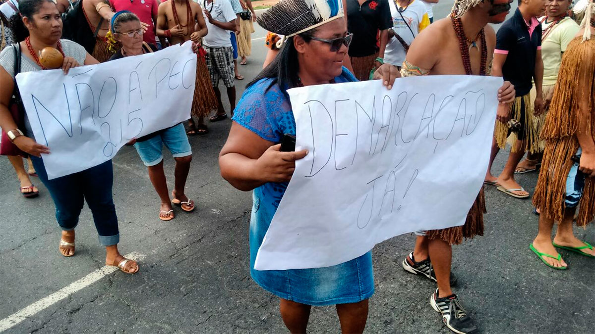 Índios protestam em Salvador contra as PEC 215 e 55