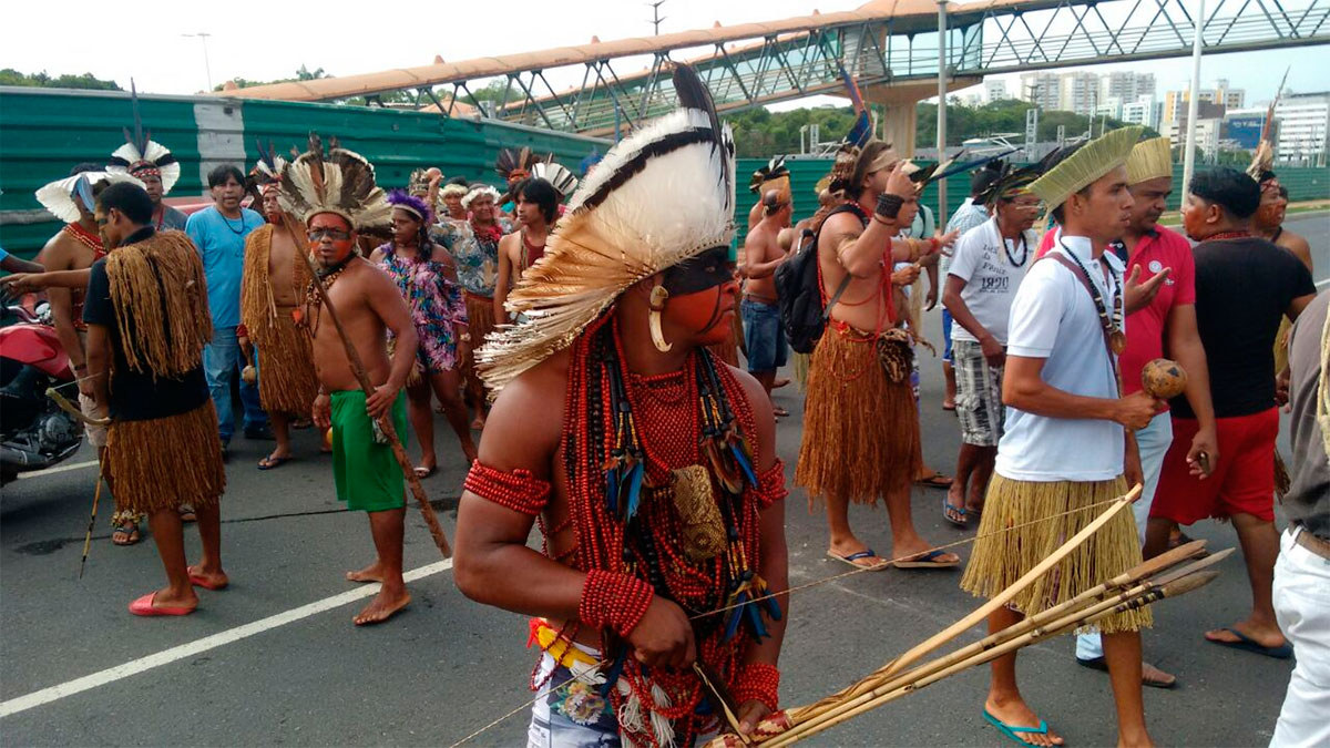 Índios protestam em Salvador contra as PEC 215 e 55