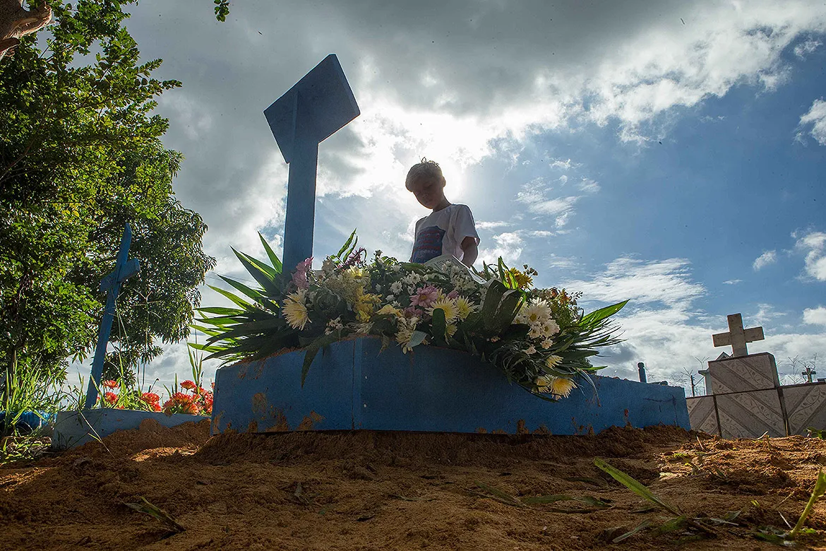 Os sepultamentos das vítimas do massacre no Complexo Penitenciário Anísio Jobim começaram a ocorrer na quarta-feira, 4