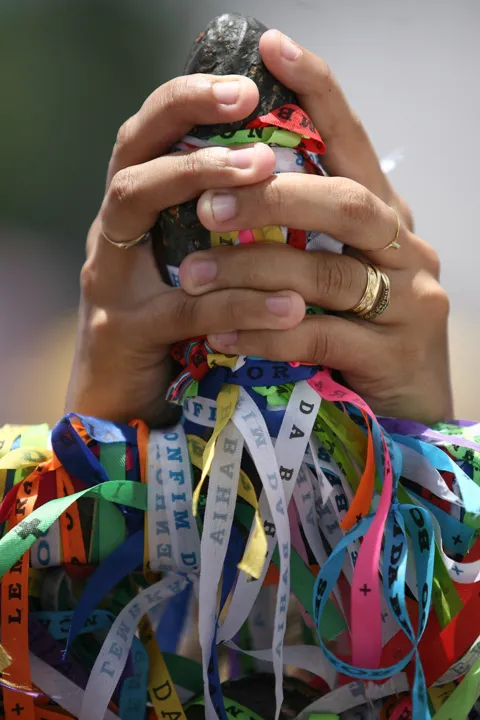 Coloque sua fitinha do Bonfim no pulso. De preferência, três: uma azul, uma vermelha e uma branca