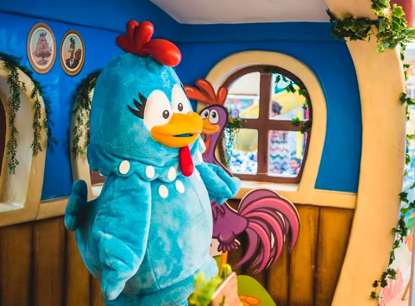 Personagem visita espaço para tirar foto com os pequenos