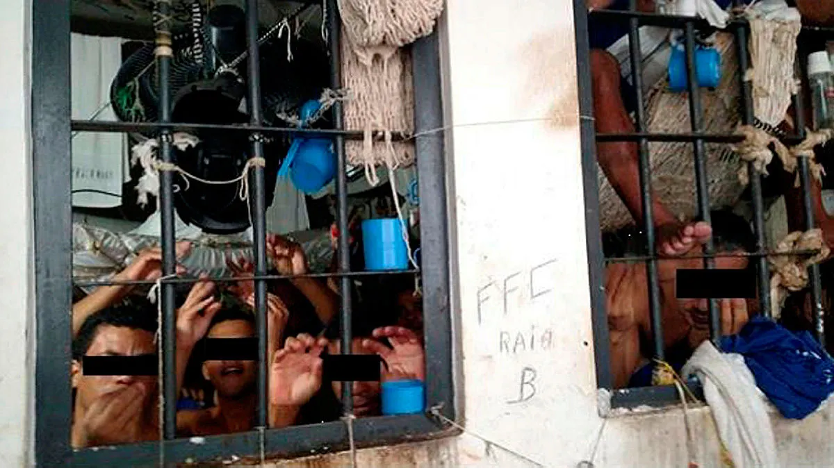 Mais de 100 presos ocupam espaço projetado para 16 homens