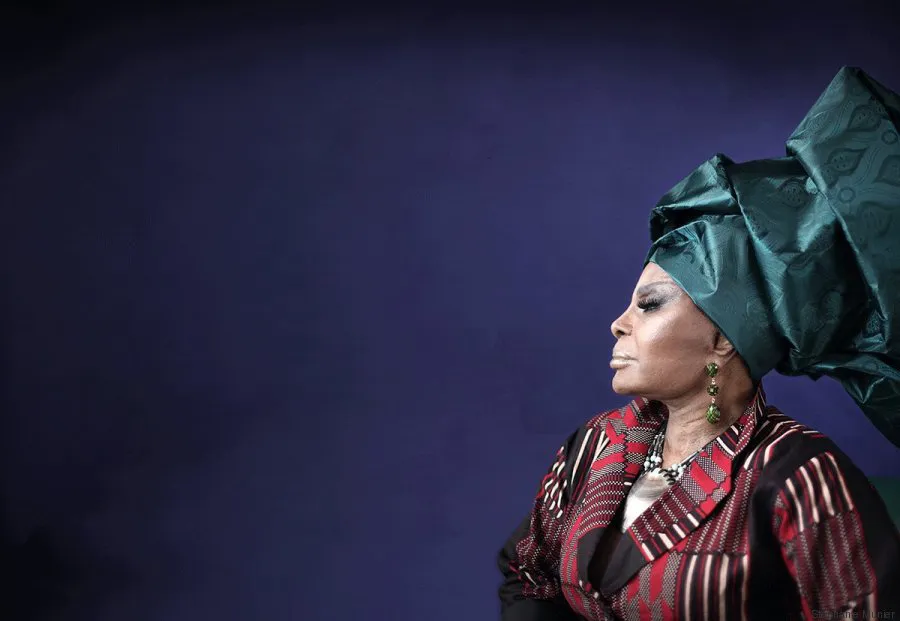 Elza retorna após receber prêmios com os aclamados disco e show A Mulher do Fim do Mundo