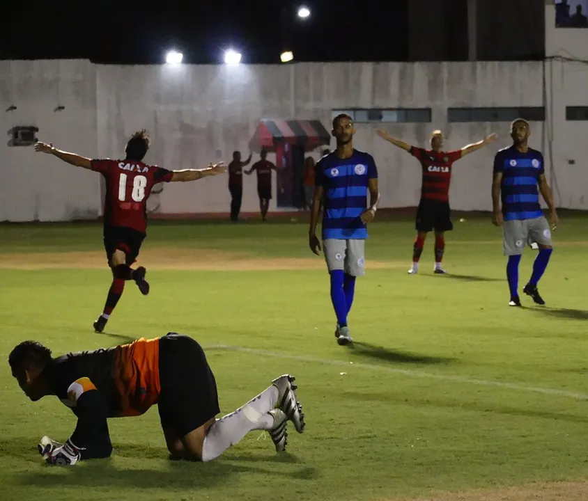Euller (18) marcou o gol da virada rubro-negra no Barradão
