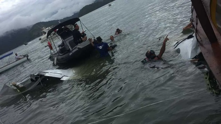 Bombeiros tentam submergir avião do mar